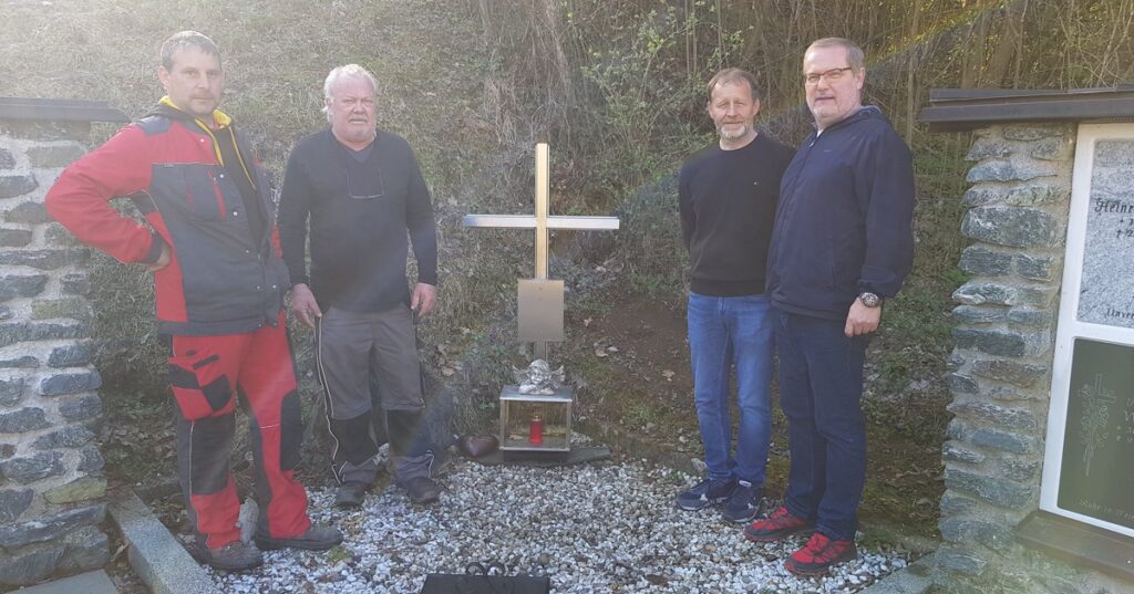Neues Kreuz am Grab der Armen