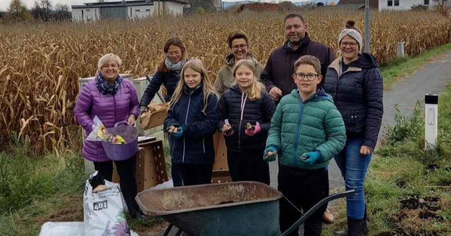 Kinder helfen mit, damit Haimburg aufbl&uuml;ht